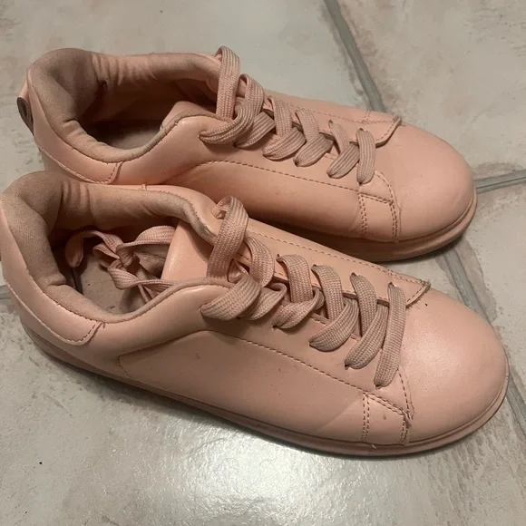 Pink shoes - Picture 1 of 8